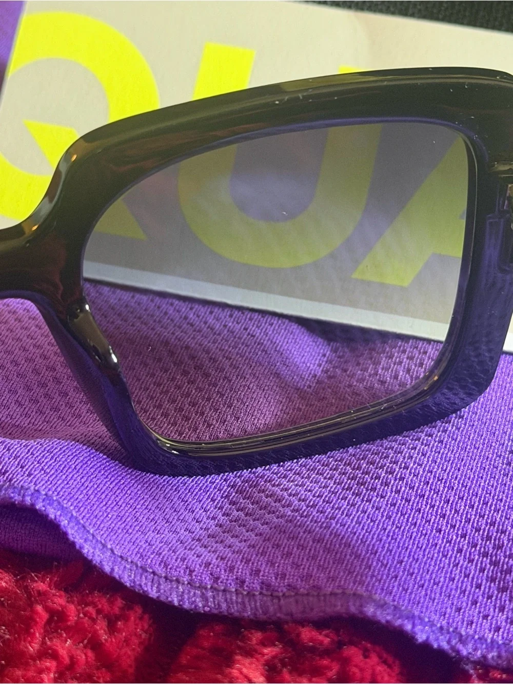 🕶️ Quay Australia Black Square Frame Sunglasses with Yellow Microfiber Cloth